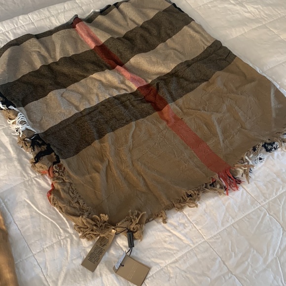 NWOT Burberry Fringe Scarf - Picture 9 of 10